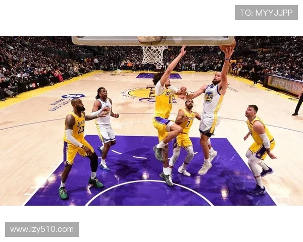 勇士与湖人激战再续NBA经典对决谁能在季后赛中笑到最后